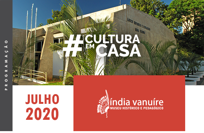 A imagem começa com uma foto da fachada do Museu Índia Vanuíre: Todas as paredes são rústicas em um tom de concreto, possui arcos que criam um corredor em sua lateral, arquitetura mooerna e técnológica.  Árvores e plantas decoram a área ao redor do museue com trÊs mastros em seu centro.  Em uma rubro, abaixo da foto está escrito Julho 2020. No canto esquerdo temo uma faixa vertical escrito programação especial.
