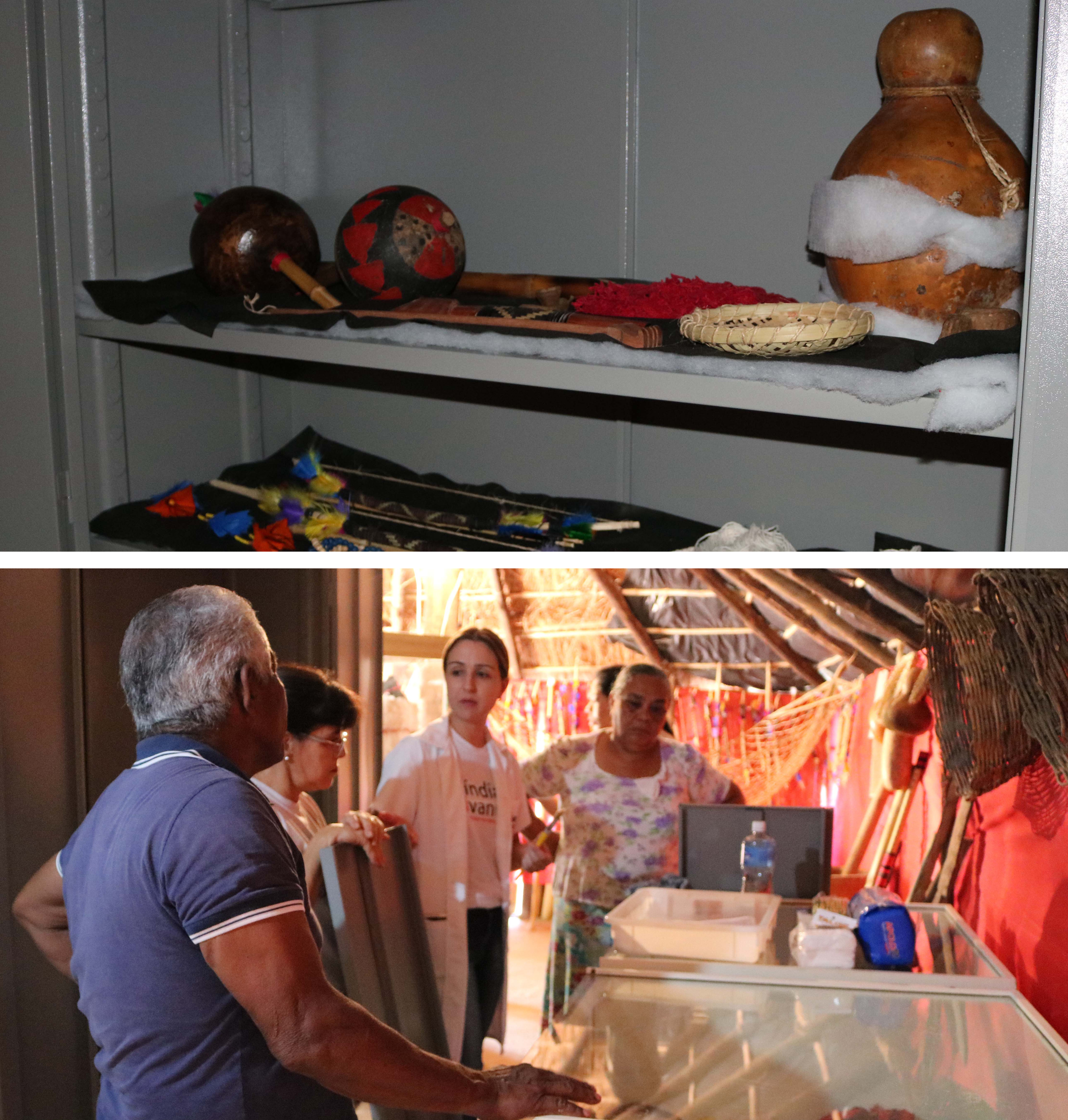 A primeira foto mostra alguns objetos índigenas em uma prateleira branca.
A segunda foto mostra os participantes do curso sendo orientados pela equipe do Museu. Eles estão dentro de uma sala índigena com algumas caixas bancas transparentes.
