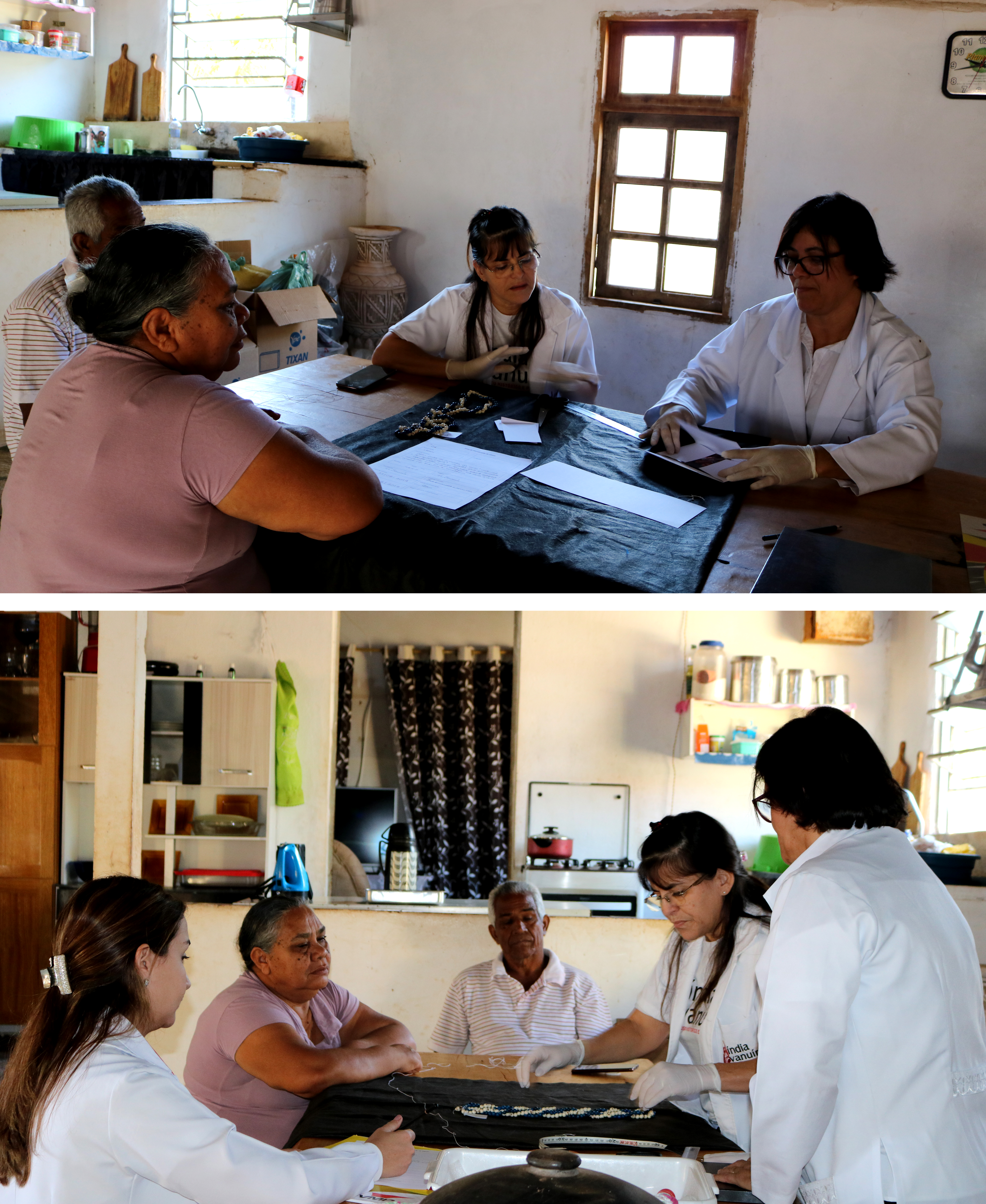 #PraCegoVer - Descrição da imagem para cegos: a primeira foto mostra quatro pessoas ao redor de uma mesa de madeira: duas são mulheres que estão com jalecos brancos e um casal que observa elas. Na frente deles, em cima da mesa, estão papéis sulfites, lápis grafite, caderno e um artefato indígena. A segunda foto mostra cinco pessoas ao redor de uma mesa de madeira: três são mulheres que estão com jalecos brancos manuseando um objeto indígena e um casal que observa elas. Na frente deles, em cima da mesa, estão papéis sulfites, lápis grafite, caderno e um artefato indígena.
