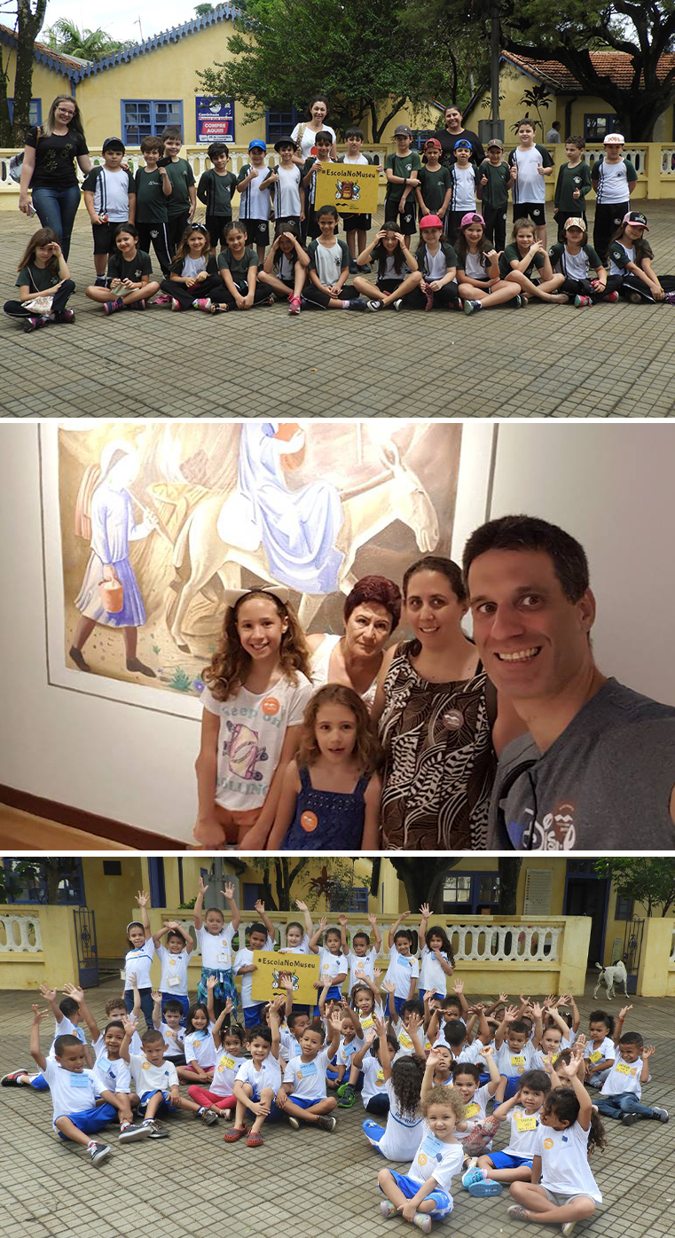 A primeira foto mostra um grupo escolar em frente à fachada do Museu Casa de Portinari. As crianças estão sentadas e em pé, com uniformes brancos, algumas vestem boné. Dois alunos seguram a faixa Escola no Museu.A imagem mostra uma família nas dependências do Museu Casa de Portinari. Um casal está com duas filhas e uma senhora, todos estão em frente à obra Fuga para o Egito, de Candido Portinari.A segunda imagem também mostra crianças que visitaram o Museu Casa de Portinari. Elas estão com uniforme branco e azul. Estão em frente à fachada, na calçada do espaço cultural, segurando a faixa Escola no Museu