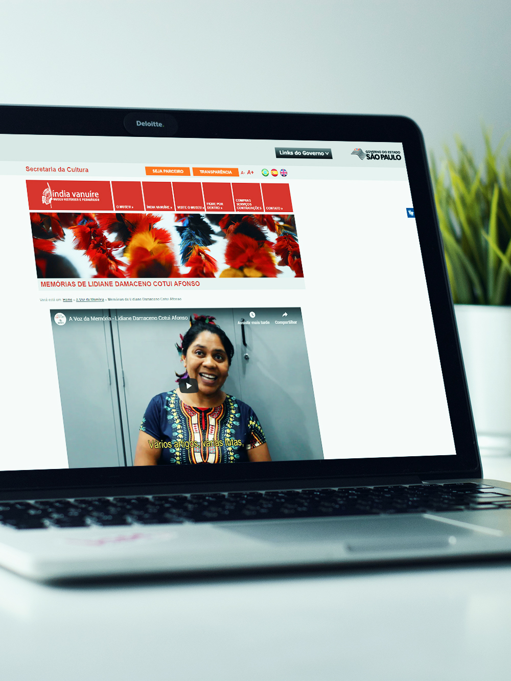 A imagem mostra um notebook com o site do Museu Índia Vanuíre aberto na página da História Oral, com o vídeo da indígena Lidiane Damaceno.