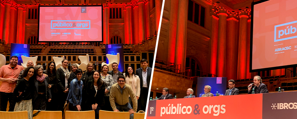 Na imagem, a equipe participante da ACAM Portinari aparece à frente do palco da Sala São Paulo posando para a foto. Alguns estão em pé, outros agachados. Ao fundo e no alto está um telão com o logo do evento em destaque. A segunda foto mostra os palestrantes da cerimônia de abertura. São cinco homens sentados numa mesa em cima do palco, que está plotada com a marca da ação. Atrás deles está o telão com o logo do evento.