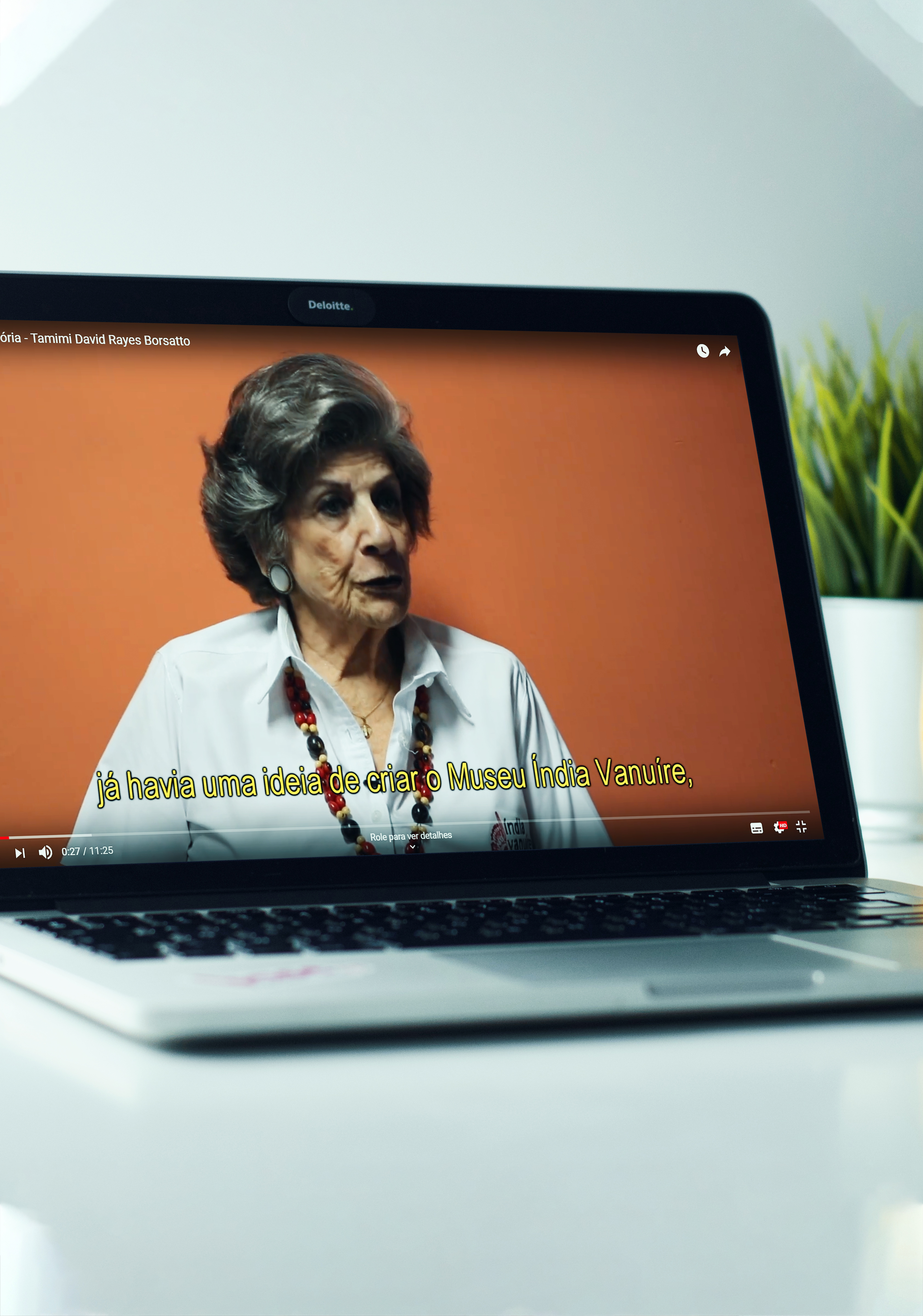 #PraCegoVer - Descrição da imagem para cegos: a imagem mostra um frame do vídeo feito pelo projeto, no qual aparece a gerente do Museu Índia Vanuíre, Tamimi Borsatto.
