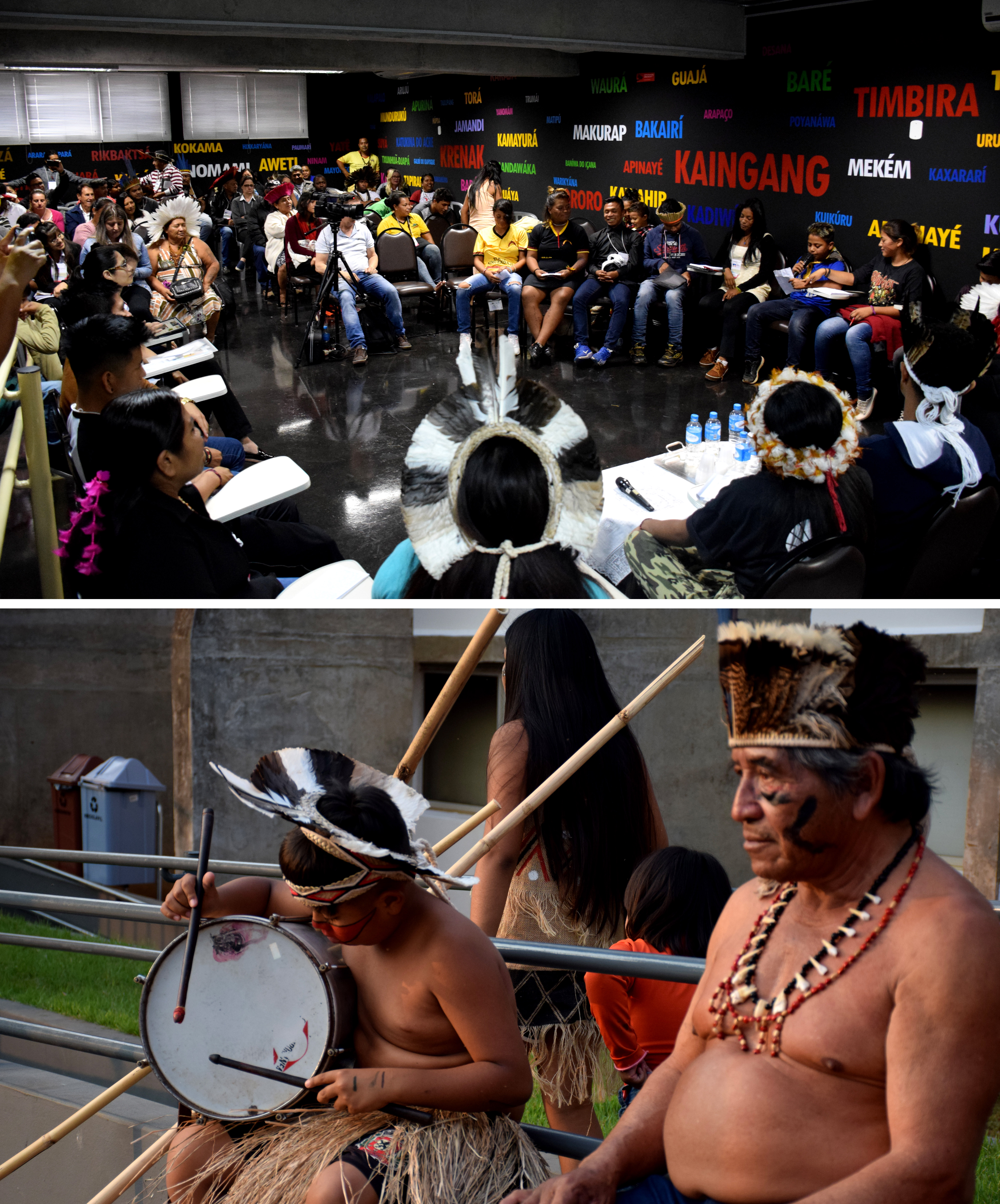 #PraCegoVer - Descrição da imagem para cegos: a primeira imagem mostra o auditório da instituição do palco para a plateia. Ele está repleto de pessoas, todas estão sentadas e algumas participam de uma roda de conversa à frente. A segunda foto mostra um senhor e um menino indígena, este está tocando um instrumento musical. Eles estão sentados em frente ao museu. Ambos usam cocar na cabeça e têm os rostos pintados.