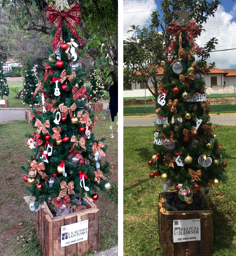 #PraCegoVer - Descrição da imagem para cegos: a imagem mostra duas fotos na vertical, lado a lado. Cada uma mostra uma árvore de Natal exposta numa praça.