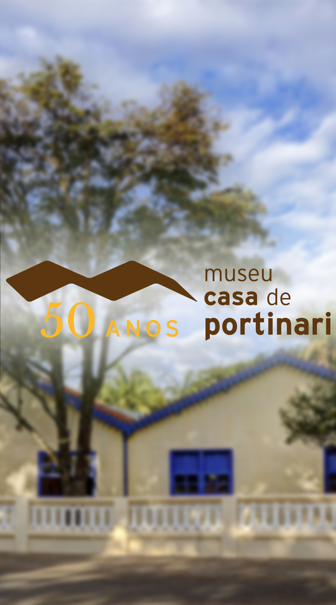 #PraCegoVer - Descrição da imagem para cegos: a imagem mostra a fachada do Museu Casa de Portinari e por cima o logo comemorativo dos 50 anos do equipamento.
