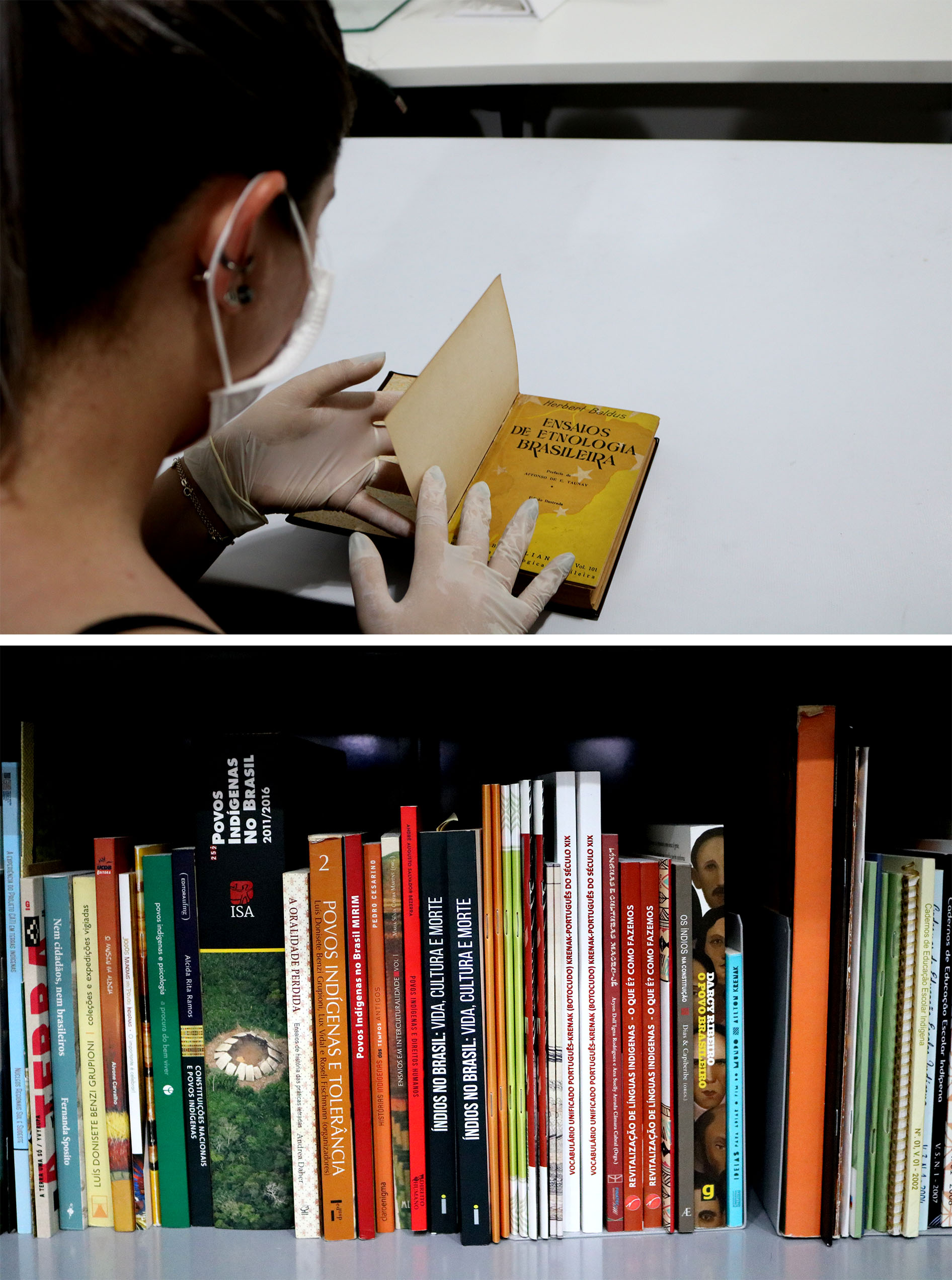 #PraCegoVer - Descrição da imagem para cegos: a primeira imagem mostra uma mulher, de costas, folheando um livro sobre uma bancada branca. Ela usa máscara e luva; a segunda imagem mostra vários livros dispostos um ao lado do outro numa prateleira.
