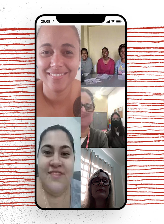 #PraCegoVer - Descrição da imagem para cegos: a arte mostra a ilustração de um celular por cima de um fundo cinza com listras vermelhas. Na tela do aparelho aparecem vários quadros com pessoas sorrindo, elas estão numa videochamada. 
