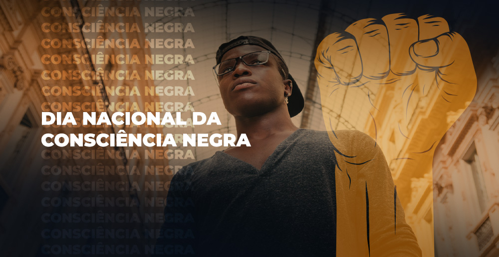 #PraCegoVer - Descrição da imagem para cegos: a imagem mostra uma imagem, ao fundo, de um jovem caminhando. Ele veste óculos e boné. Por cima aparece escrito: "Dia Nacional da Consciência Negra" e a ilustração de uma mão fechada.