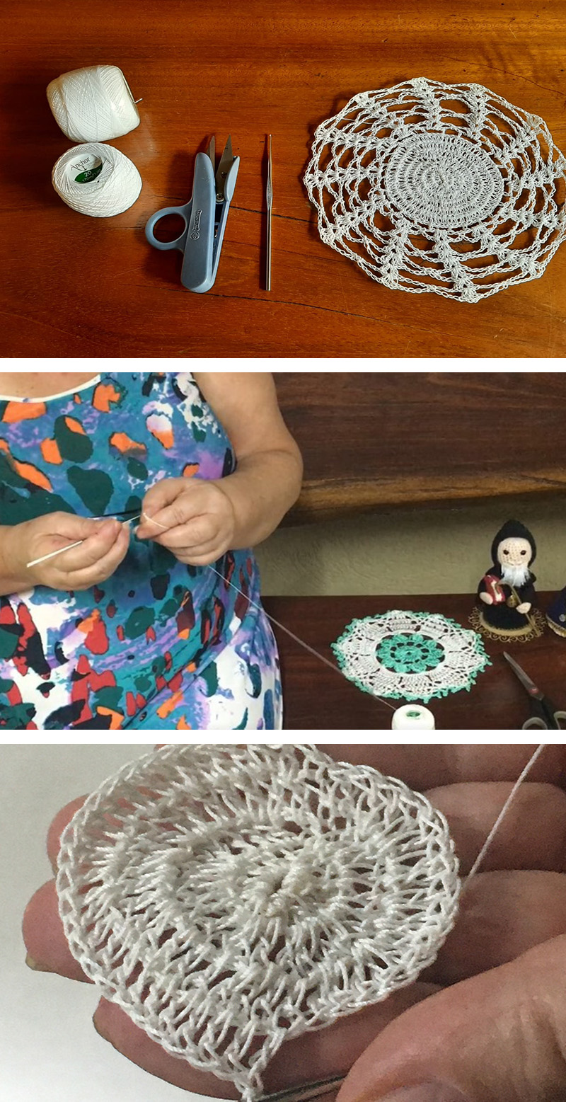 #PraCegoVer - Descrição da imagem para cegos: aparecem três imagens horizontais na lateral esquerda do texto. A primeira mostra duas linhas, agulha e um pequeno crochê; a segunda mostra a mão de uma mulher fazendo crochê; e a última imagem mostra o crochê redondo pronto com linha branca.