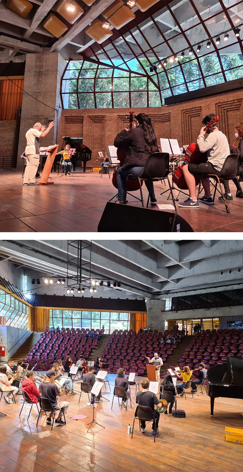 #PraCegoVer - Descrição da imagem para cegos: são duas fotos: a primeira mostra, de baixo para cima, uma orquestra jovem tocando no palco do Auditório; na segunda imagem mostra a orquestra vista de trás, as poltronas do Auditório aparecem na foto.
