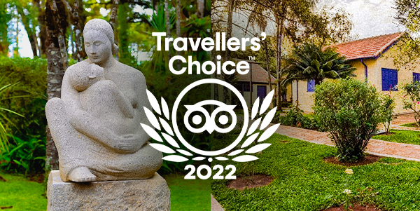 #PraTodosVerem – A imagem mostra uma montagem com fotos do jardim do Museu Casa de Portinari, exibindo algumas árvores, e do Museu Felícia Leirner, mostrando uma escultura. Ao centro, está escrito: “Traveller's Choice 2022”.