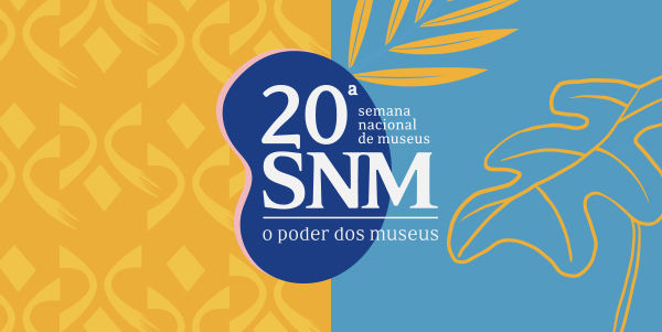 #PraTodosVerem – Arte com o título “20ª Semana Nacional de Museus: o poder dos museus”. Na lateral esquerda da imagem, o fundo é laranja com o logotipo da ACAM Portinari. Já a lateral direita exibe um fundo azul claro com a margem do desenho de uma folha na cor laranja.