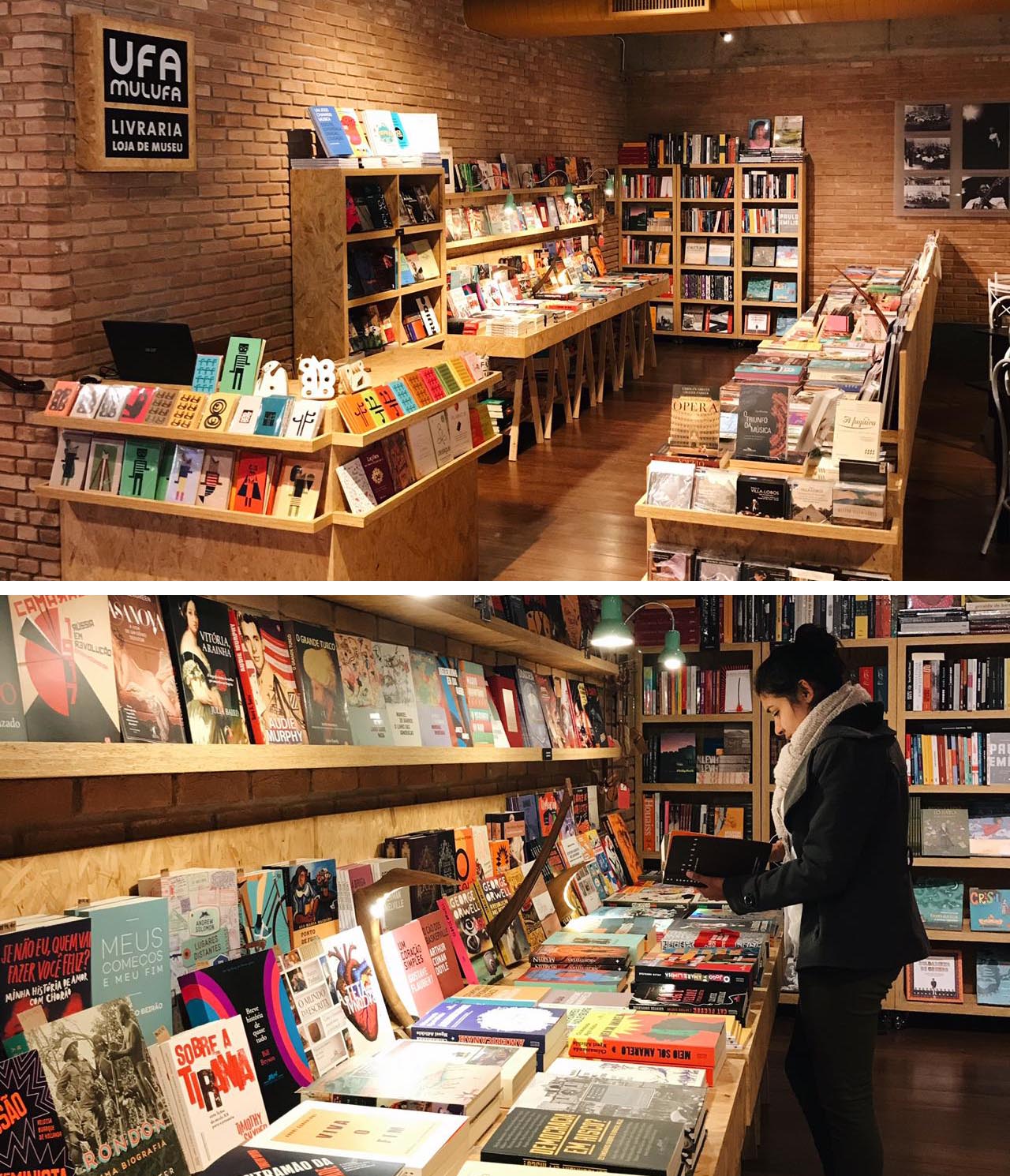 1. A foto mostra uma geral da lojinha do museu. Em formato de "L", as paredes são de tijolos com diversas prateleiras de madeira na frente. Muitos livros ocupam os espaços.
2. A foto mostra uma mulher observando os livros de uma das estantes do local. Ela segura um livro nas mãos e parece estar lendo o mesmo.