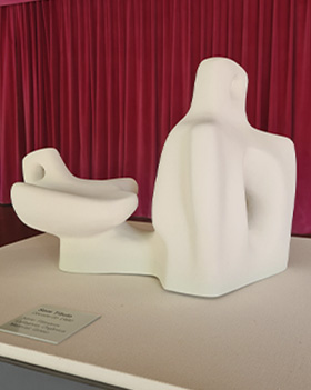 #PraTodosVerem – A imagem mostra, na lateral esquerda, a foto de uma obra de Felícia Leirner, produzida em gesso na cor branca. 