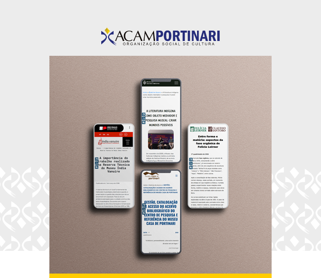 Na parte superior, sobre fundo claro, aparece o logotipo da ACAM Portinari acompanhado da inscrição Organização Social de Cultura. Ao centro da composição, sobre um fundo em tom bege, quatro smartphones aparecem dispostos em formato de cruz, com telas voltadas para o observador. Cada aparelho exibe páginas de  conteúdos institucionais relacionados aos museus administrados pela organização, com textos e imagens visíveis nas interfaces. As telas apresentam cores distintas, incluindo vermelho, verde e azul. Nas laterais da imagem, sobre faixas em tom claro, aparecem padrões gráficos discretos que dialogam com a identidade visual da instituição. Na base da composição, uma faixa amarela reforça a paleta institucional da ACAM Portinari.