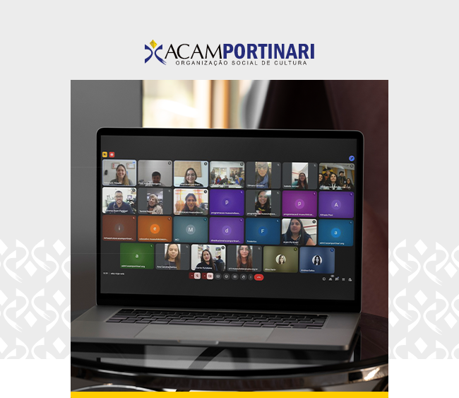 Imagem com o logotipo da ACAM Portinari centralizado na parte superior, sobre fundo claro. Abaixo, um notebook exibe uma videoconferência realizada pela plataforma Google Meet, com aproximadamente trinta participantes distribuídos em janelas individuais — alguns com câmera ligada, outros com imagens ou letras iniciais como foto de perfil. O notebook está apoiado sobre uma mesa escura, com parte de uma janela e uma poltrona visíveis ao fundo. Elementos gráficos da identidade visual da organização aparecem nas laterais e na base da imagem.