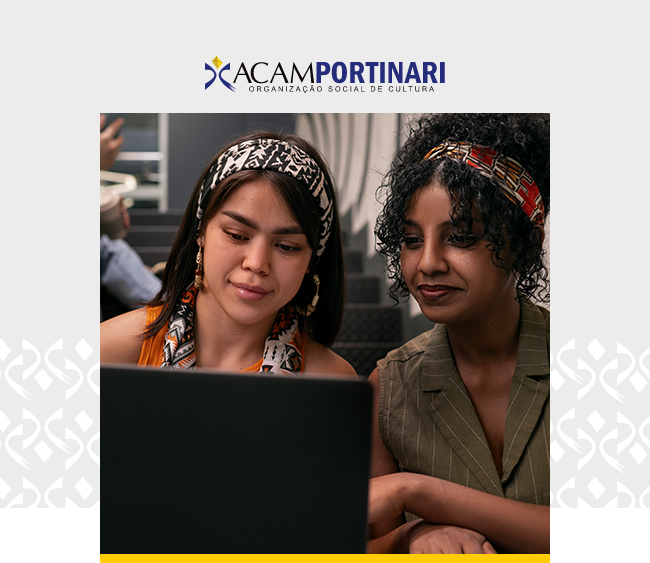 Imagem com o logotipo da ACAM Portinari centralizado na parte superior, sobre fundo claro. Abaixo, uma fotografia em destaque mostra duas mulheres sentadas lado a lado, observando a tela de um notebook. À esquerda, uma mulher de cabelos lisos e escuros usa um lenço estampado na cabeça e acessórios discretos, com expressão atenta. À direita, uma mulher de cabelos crespos usa um lenço colorido e veste uma blusa sem mangas, também concentrada na tela. O notebook ocupa o primeiro plano da imagem, sugerindo uma atividade de estudo em conjunto. Ao fundo, o ambiente é interno, com escadas e outras pessoas desfocadas, indicando um espaço coletivo. Elementos gráficos da identidade visual da ACAM Portinari aparecem nas laterais, com uma faixa amarela na base da imagem.
