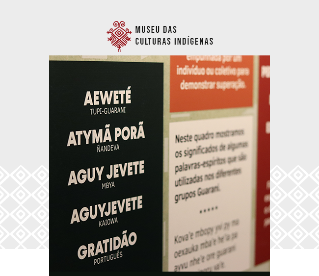 Na parte superior, há um logotipo vermelho com grafismo indígena simétrico seguido das palavras “Museu das Culturas Indígenas” em letras pretas. Abaixo, um painel dividido entre as cores preta e bege exibe palavras em letras brancas alinhadas verticalmente: “Aeweté”, “Atymã Porã”, “Aguy Jevete”, “Aguyjevete” e “Gratidão”. Sob cada termo, aparecem pequenas legendas com os nomes dos grupos linguísticos Tupi-Guarani, Nãndeva, Mbyá, Kaiowá e Português.