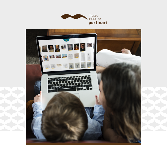 Na parte superior da imagem, há o logotipo do Museu Casa de Portinari. Abaixo do logotipo, uma foto central destaca uma mulher e uma criança usando um laptop. A criança está sentada à frente e a mulher ao lado, ambos observando a tela. O que aparece no monitor do laptop são diversas imagens de obras de arte, uma coleção de pinturas e desenhos. A interface do computador mostra miniaturas dessas obras organizadas em uma grade, sugerindo uma navegação por um acervo digital. O design ao redor da imagem inclui padrões de fundo sutis em cinza claro, harmonizando com a estética visual do museu.