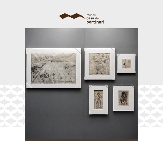 Na parte superior da imagem, sobre fundo cinza claro, aparece o logotipo do Museu Casa de Portinari. Ao centro, uma fotografia mostra cinco obras emolduradas expostas em uma parede cinza escura. Os desenhos, em tons monocromáticos, apresentam figuras humanas e paisagens em diferentes formatos e tamanhos. As molduras brancas criam contraste com o fundo escuro da parede expositiva. A composição organiza as obras de maneira equilibrada, com uma peça maior à esquerda e outras menores distribuídas ao redor. Nas laterais inferiores da composição, grafismos geométricos claros aparecem sobre a faixa cinza de fundo.