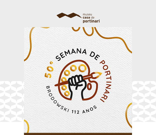 A imagem tem fundo claro com elementos gráficos em tons de marrom e amarelo. No topo, aparece o logotipo do Museu Casa de Portinari, com o nome do museu em letras minúsculas ao lado de um ícone que remete ao telhado da casa onde viveu o artista Candido Portinari, em Brodowski (SP). No centro, está o selo comemorativo da "50ª Semana de Portinari", com a inscrição em arco: “50ª Semana de Portinari – Brodowski 112 anos”. No meio do selo, há uma ilustração estilizada de uma mão erguida segurando um pincel, sobreposta a uma paleta de pintura. A composição representa a força da arte e a ligação entre Portinari e sua cidade natal, que também celebra 112 anos de fundação. Linhas onduladas em tons dourado e marrom decoram os cantos da imagem, criando um efeito artístico e dinâmico.