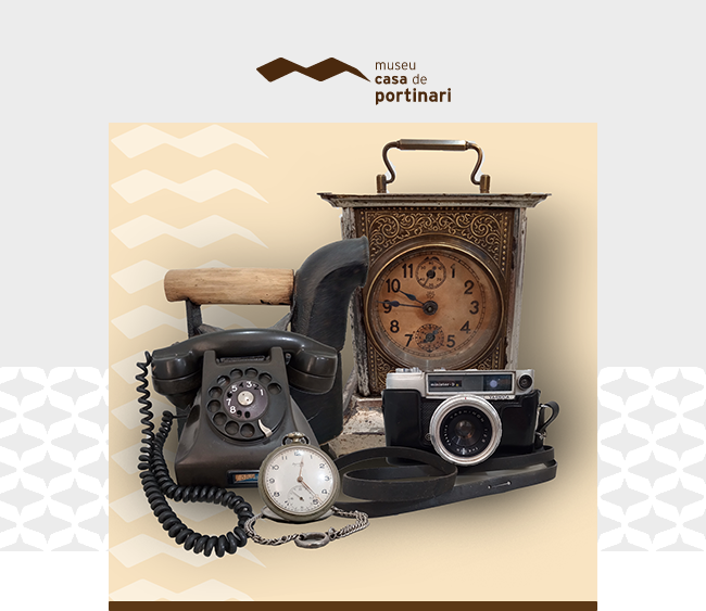 Arte em fundo cinza claro e branco. Acima, logomarca do Museu Casa de Portinari. No centro, uma montagem de fotos de objetos antigos em fundo bege. Os objetos são um telefone preto de disco, uma câmera fotográfica preta com alça, um relógio analógico de bolso, um relógio analógico de mesa e um ferro de passar roupas à brasa preto com cabo de madeira.