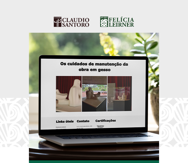 Imagem com os logotipos do Auditório Claudio Santoro e do Museu Felícia Leirner centralizados na parte superior, sobre fundo claro. Abaixo, um notebook exibe uma página com o título "Os cuidados de manutenção da obra em gesso", acompanhado por três fotos de uma escultura em gesso em diferentes ângulos em um ambiente expositivo. Na parte inferior da tela, há links com os títulos “Links úteis”, “Contato” e “Certificações”. O notebook está apoiado sobre uma superfície de madeira, com vegetação desfocada ao fundo. Elementos gráficos da identidade visual das instituições aparecem nas laterais da imagem.