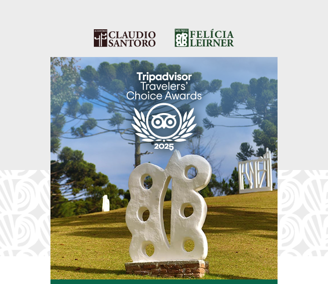 Imagem com os logotipos do Auditório Claudio Santoro e do Museu Felícia Leirner centralizados na parte superior, sobre fundo claro. Abaixo, fotografia de área externa gramada com araucárias ao fundo, onde se destaca uma escultura branca de formas orgânicas e vazadas. No centro da imagem, o selo Tripadvisor Travelers Choice Awards 2025 aparece sobreposto à cena. Elementos gráficos da identidade visual das instituições estão dispostos nas laterais da composição.