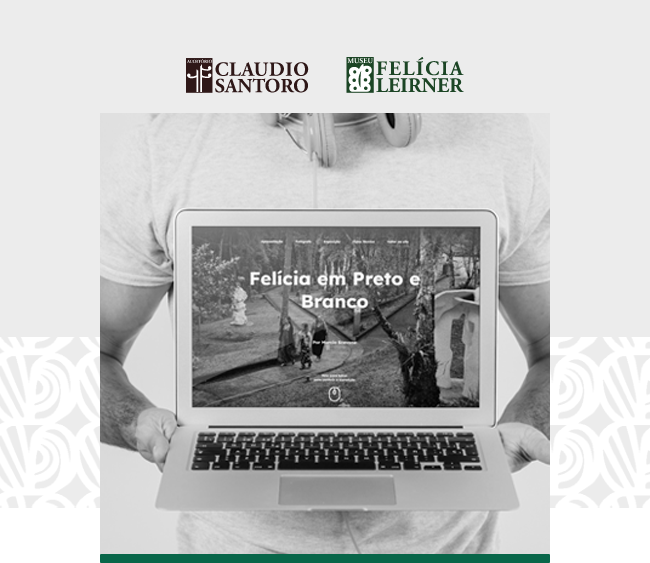 Imagem com os logotipos do Auditório Claudio Santoro e do Museu Felícia Leirner centralizados na parte superior, sobre fundo claro. Abaixo, uma fotografia em preto e branco mostra uma pessoa em pé, vista do tronco até a cintura, segurando um notebook aberto à altura do corpo. A pessoa veste camiseta clara e usa fones de ouvido apoiados no pescoço. Na tela do notebook, aparece a página inicial do conteúdo digital “Felícia em Preto e Branco”, com uma fotografia do jardim do Museu Felícia Leirner, esculturas ao ar livre e caminhos entre árvores. Elementos gráficos da identidade visual das instituições aparecem nas laterais da imagem, com uma faixa verde na base.