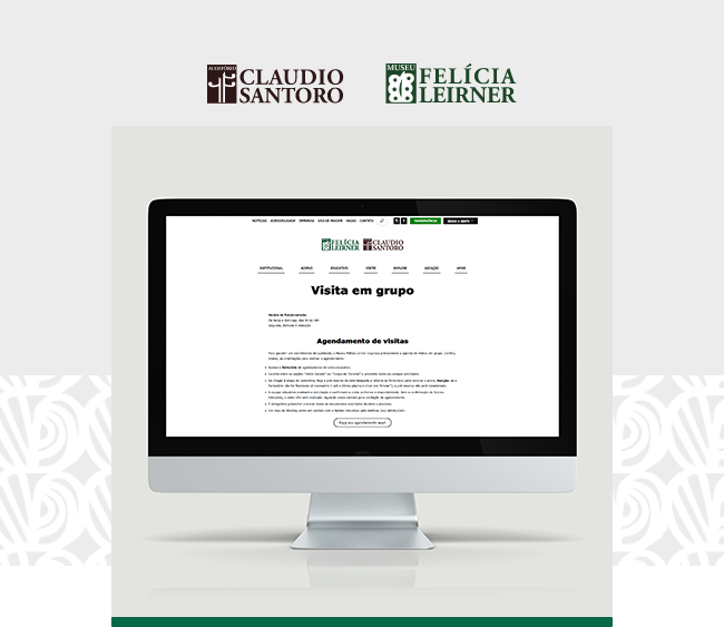 A imagem mostra um monitor de computador com a página de agendamento de visitas em grupo dos sites do Museu Felícia Leirner e Auditório Claudio Santoro aberta na tela. O título da página, em destaque, é “Visita em grupo”, seguido de orientações para o agendamento. Acima do monitor, aparecem os logotipos das duas instituições: à esquerda, o logotipo do Auditório Claudio Santoro, em marrom, com uma clave estilizada; à direita, o logotipo do Museu Felícia Leirner, em verde, com elementos gráficos que lembram esculturas. O fundo da imagem é claro, com padrões decorativos discretos nas laterais e uma faixa verde escura na base. A composição destaca a importância do agendamento prévio para grupos escolares e turísticos que desejam visitar os espaços culturais em Campos do Jordão (SP).