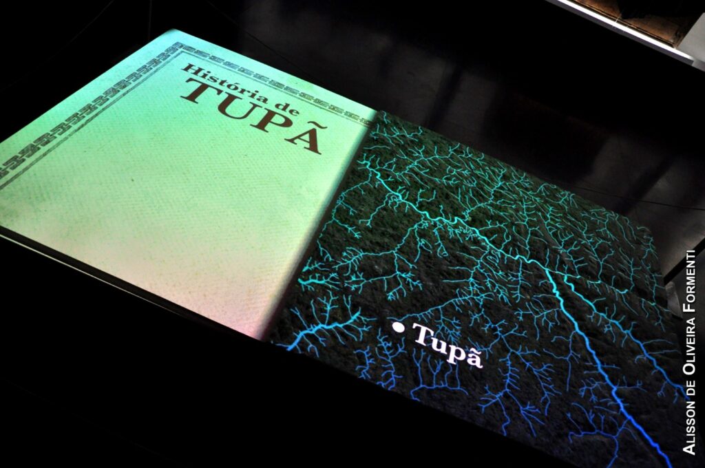 PraTodosVerem – A imagem exibe um livro com o título “História de Tupã”, disponível no Museu Índia Vanuíre, em Tupã (SP)
